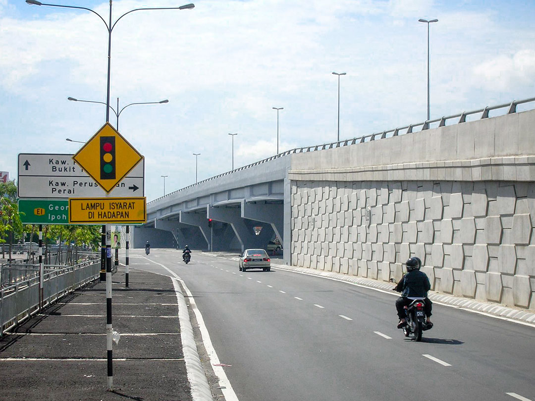 MENAIKTARAF JALAN PERSEKUTUAN 1 DARI PERSIMPANGAN LALUAN P124 KE 1